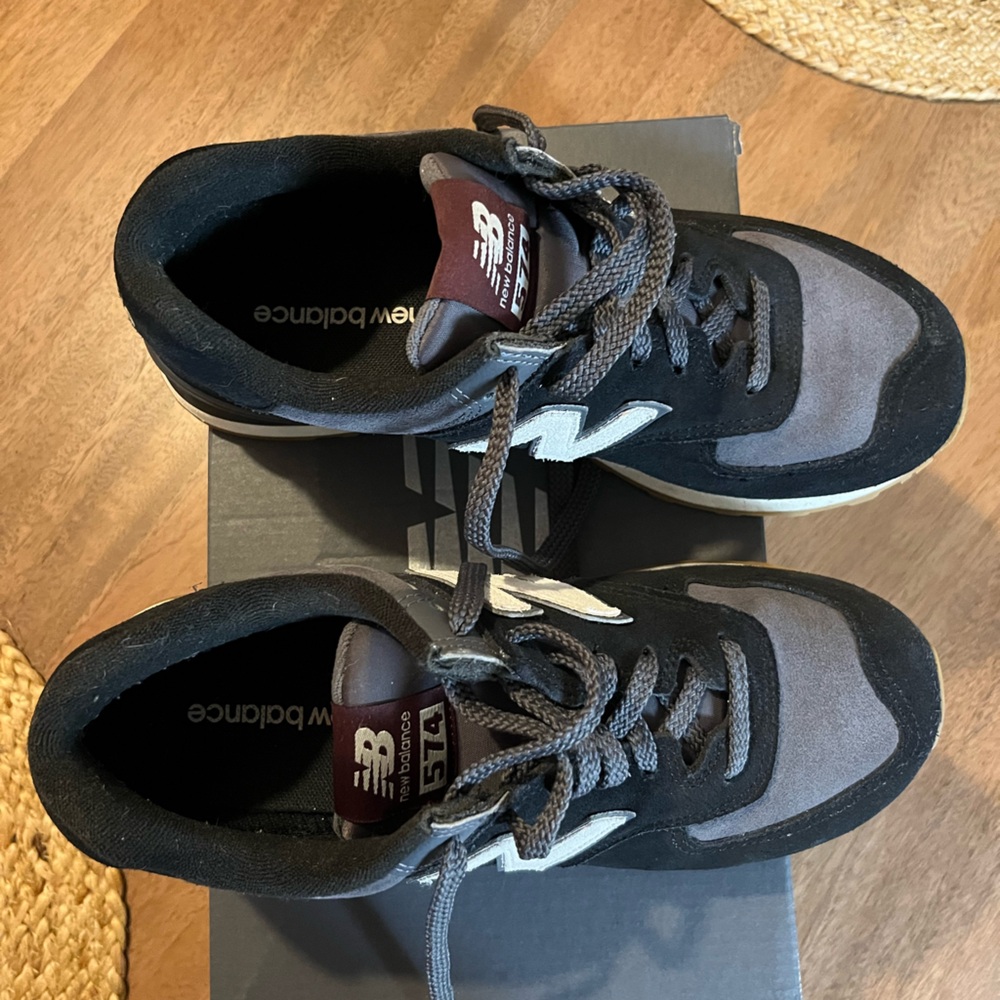 New Balance 574 black & charcoal gray with gum sole. Men’s 8.5/Women’s 10.